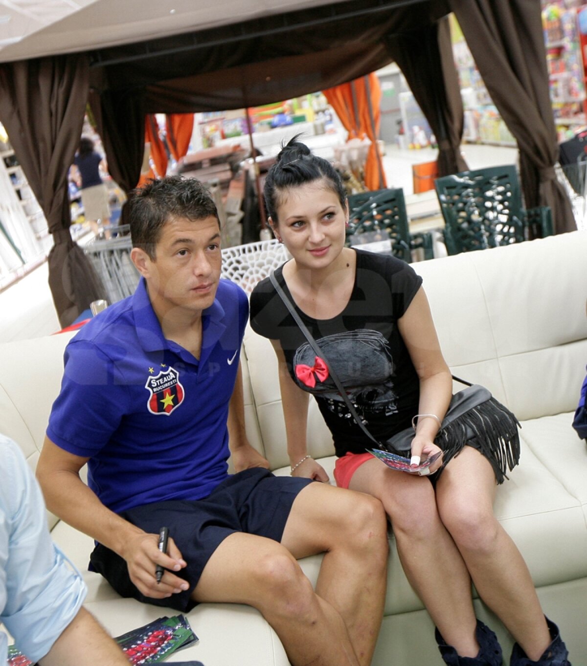 FOTO Steliştii au dat autografe la Mall, apoi s-au plimbat prin parc