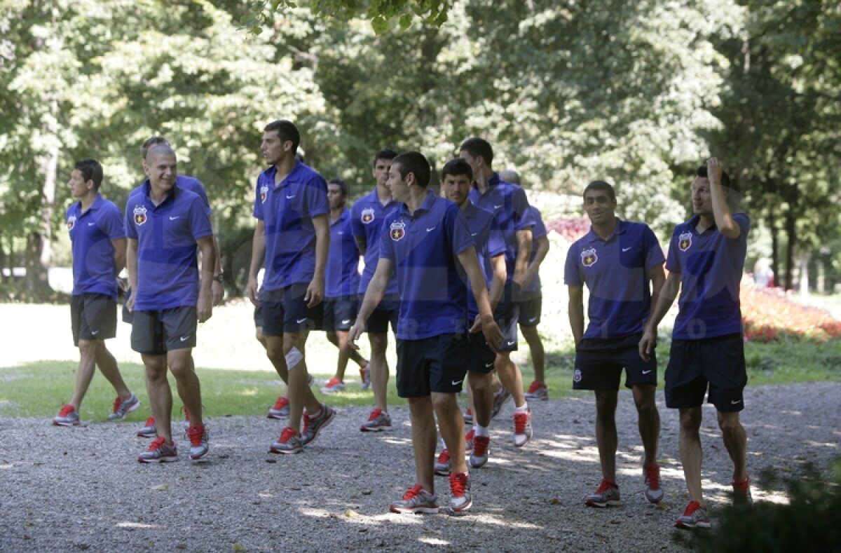 FOTO Steliştii au dat autografe la Mall, apoi s-au plimbat prin parc