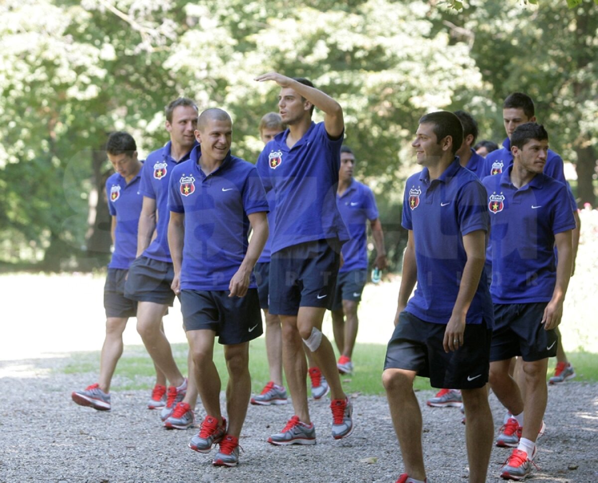 FOTO Steliştii au dat autografe la Mall, apoi s-au plimbat prin parc