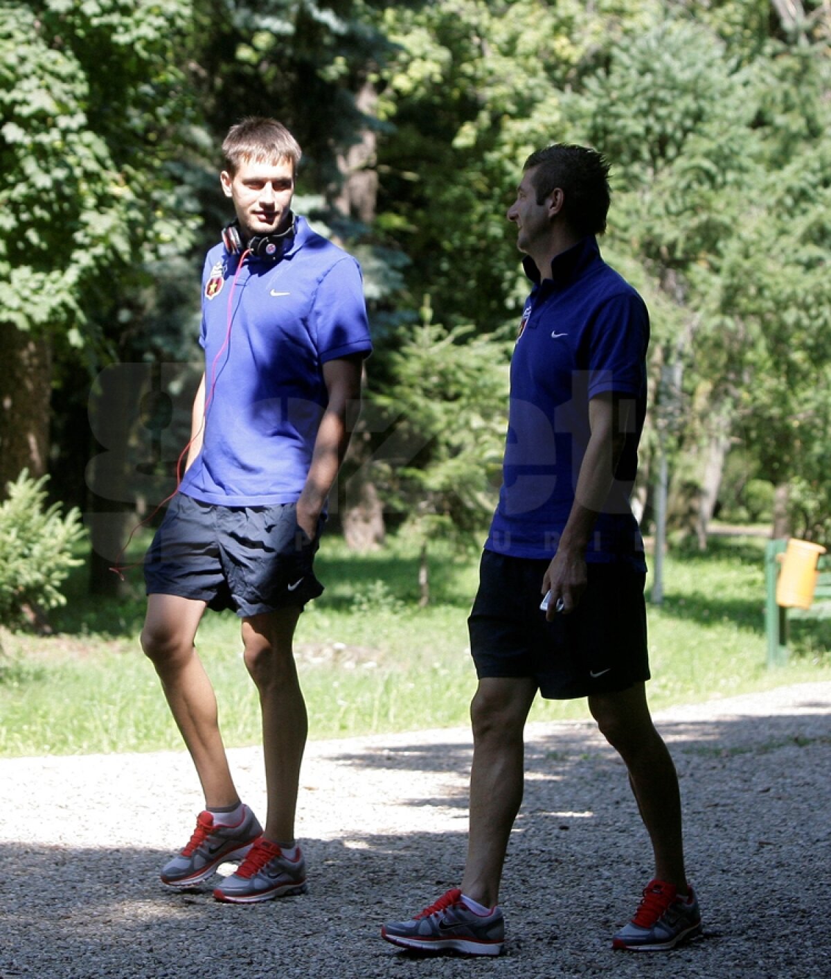 FOTO Steliştii au dat autografe la Mall, apoi s-au plimbat prin parc
