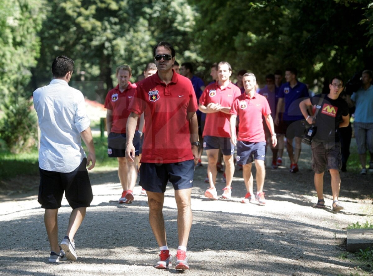 FOTO Steliştii au dat autografe la Mall, apoi s-au plimbat prin parc