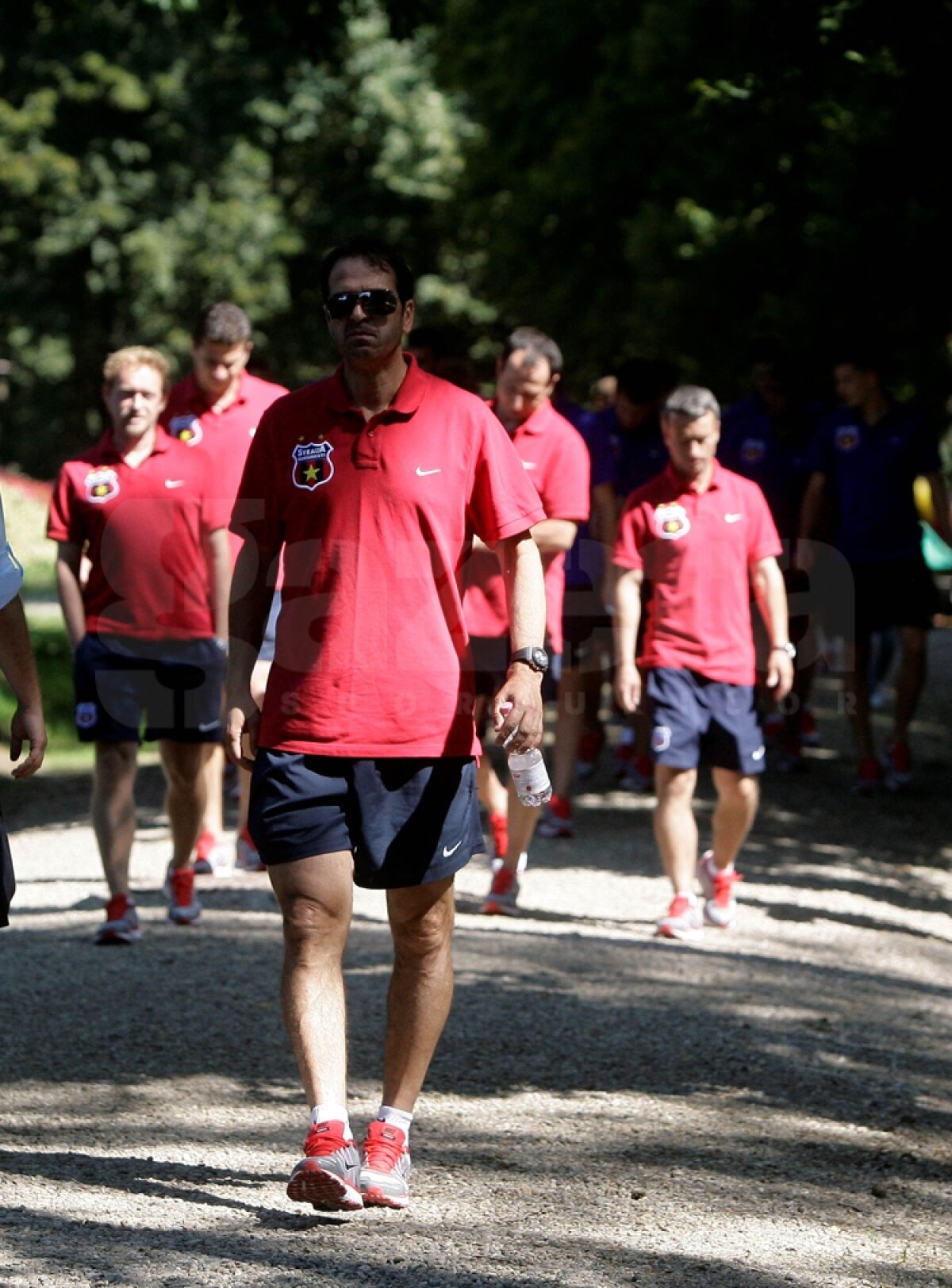 FOTO Steliştii au dat autografe la Mall, apoi s-au plimbat prin parc