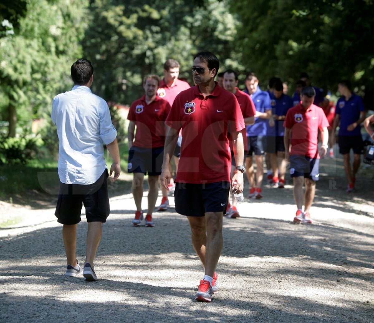 FOTO Steliştii au dat autografe la Mall, apoi s-au plimbat prin parc