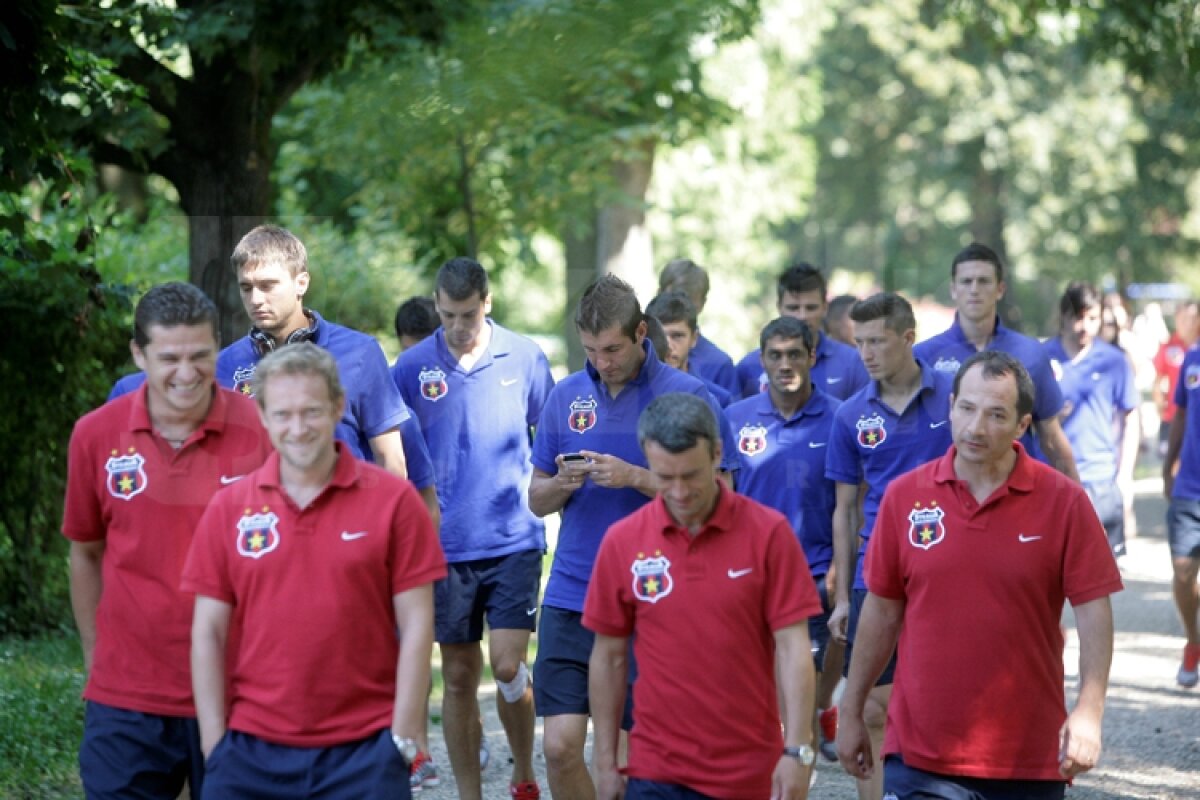 FOTO Steliştii au dat autografe la Mall, apoi s-au plimbat prin parc