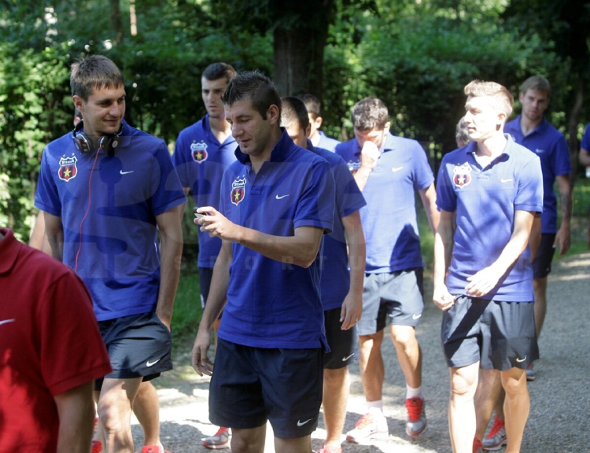 FOTO Steliştii au dat autografe la Mall, apoi s-au plimbat prin parc