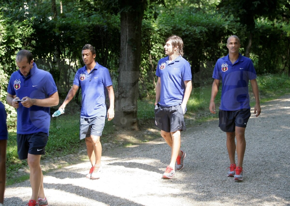 FOTO Steliştii au dat autografe la Mall, apoi s-au plimbat prin parc