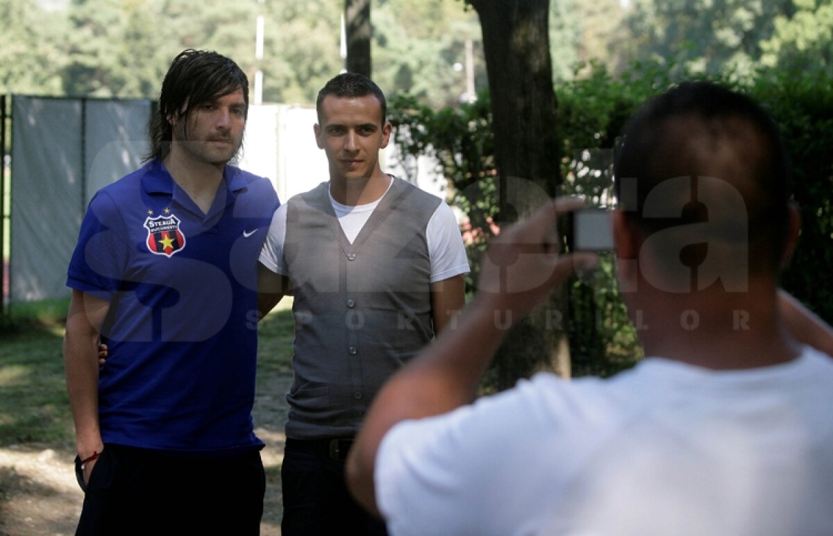 FOTO Steliştii au dat autografe la Mall, apoi s-au plimbat prin parc