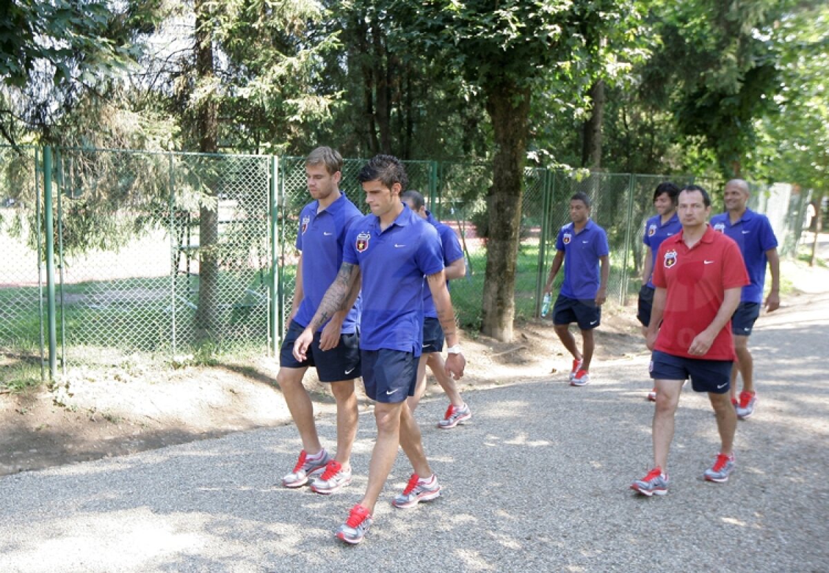 FOTO Steliştii au dat autografe la Mall, apoi s-au plimbat prin parc