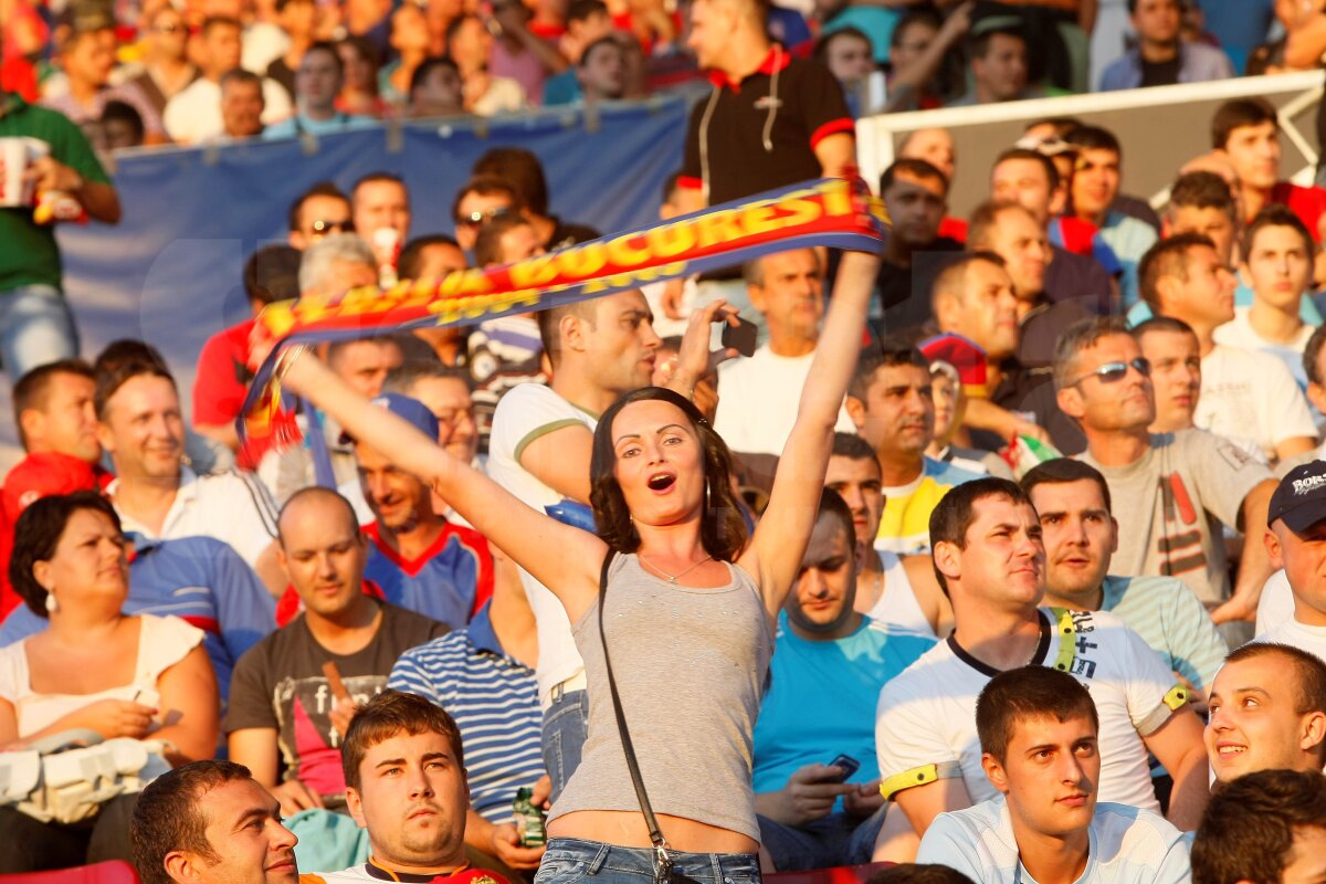 FOTO Fanii Stelei au făcut o atmosferă senzaţională la Cluj » Lava roş-albastră