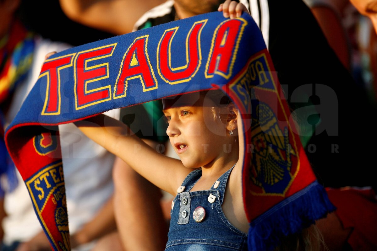 FOTO Fanii Stelei au făcut o atmosferă senzaţională la Cluj » Lava roş-albastră