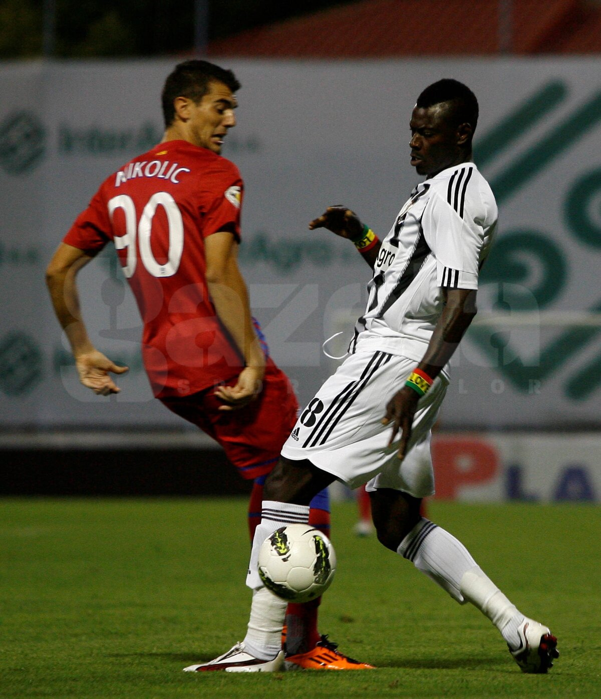 FOTO şi VIDEO Cronică la Astra-Steaua 2-1: "Atunci cînd sapa bate mapa"