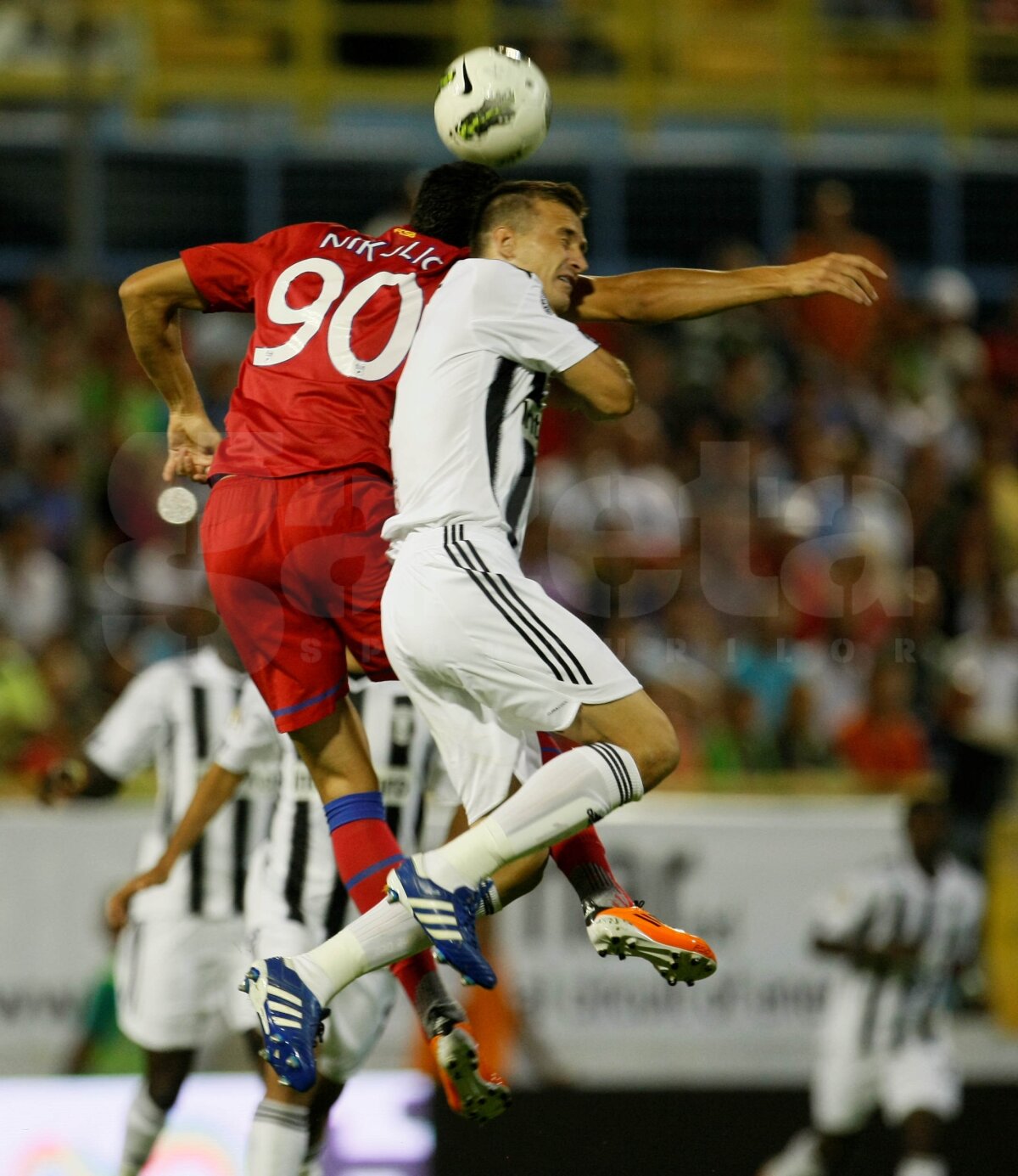 FOTO şi VIDEO Cronică la Astra-Steaua 2-1: "Atunci cînd sapa bate mapa"