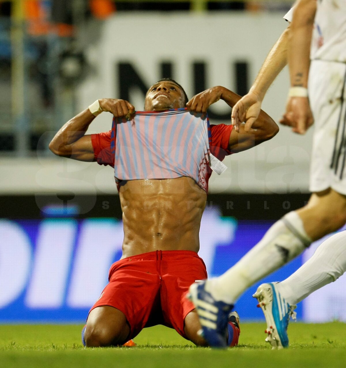 FOTO şi VIDEO Cronică la Astra-Steaua 2-1: "Atunci cînd sapa bate mapa"