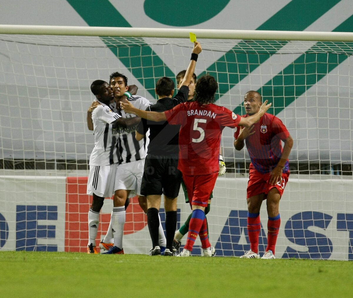 FOTO şi VIDEO Cronică la Astra-Steaua 2-1: "Atunci cînd sapa bate mapa"