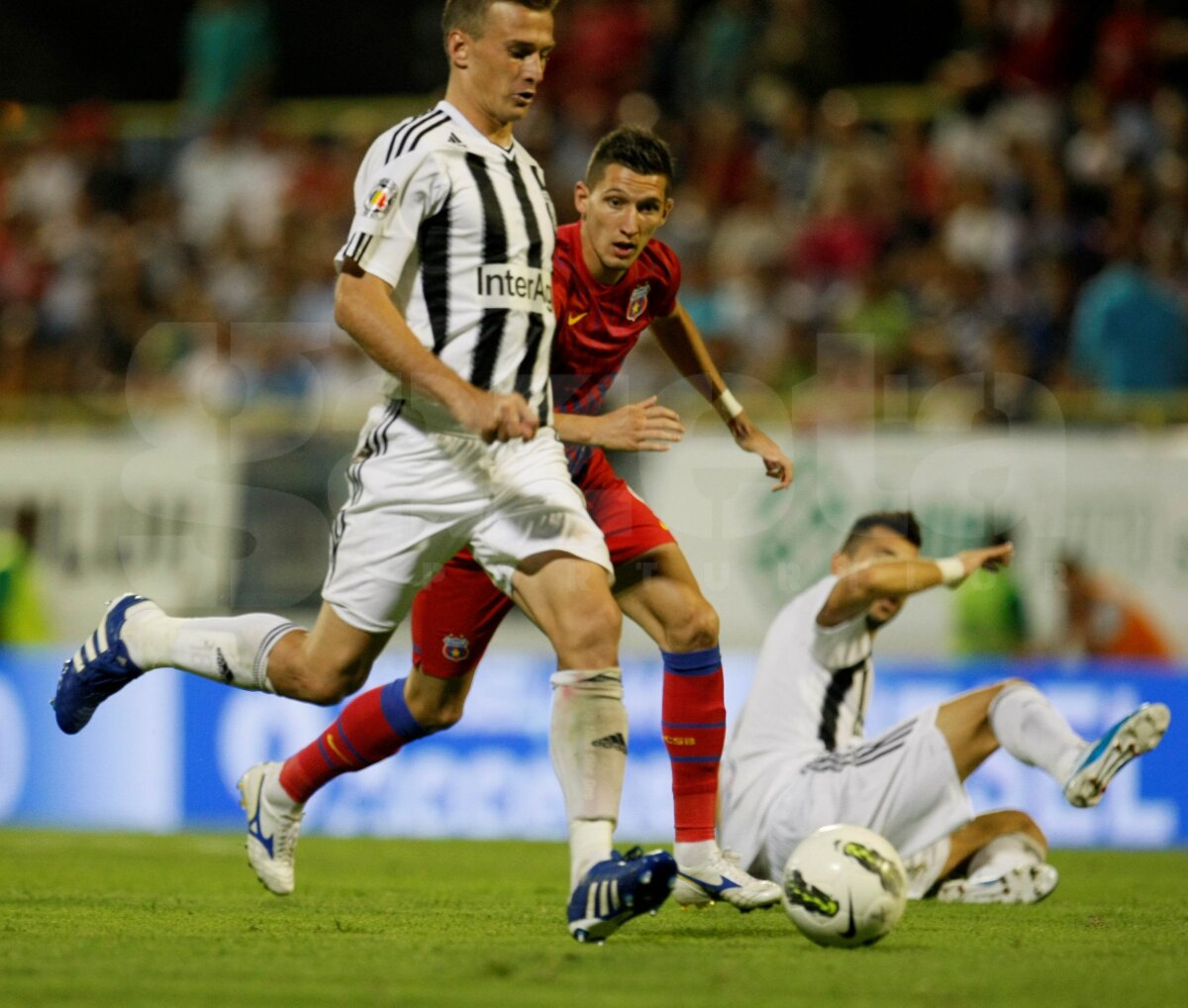 FOTO şi VIDEO Cronică la Astra-Steaua 2-1: "Atunci cînd sapa bate mapa"