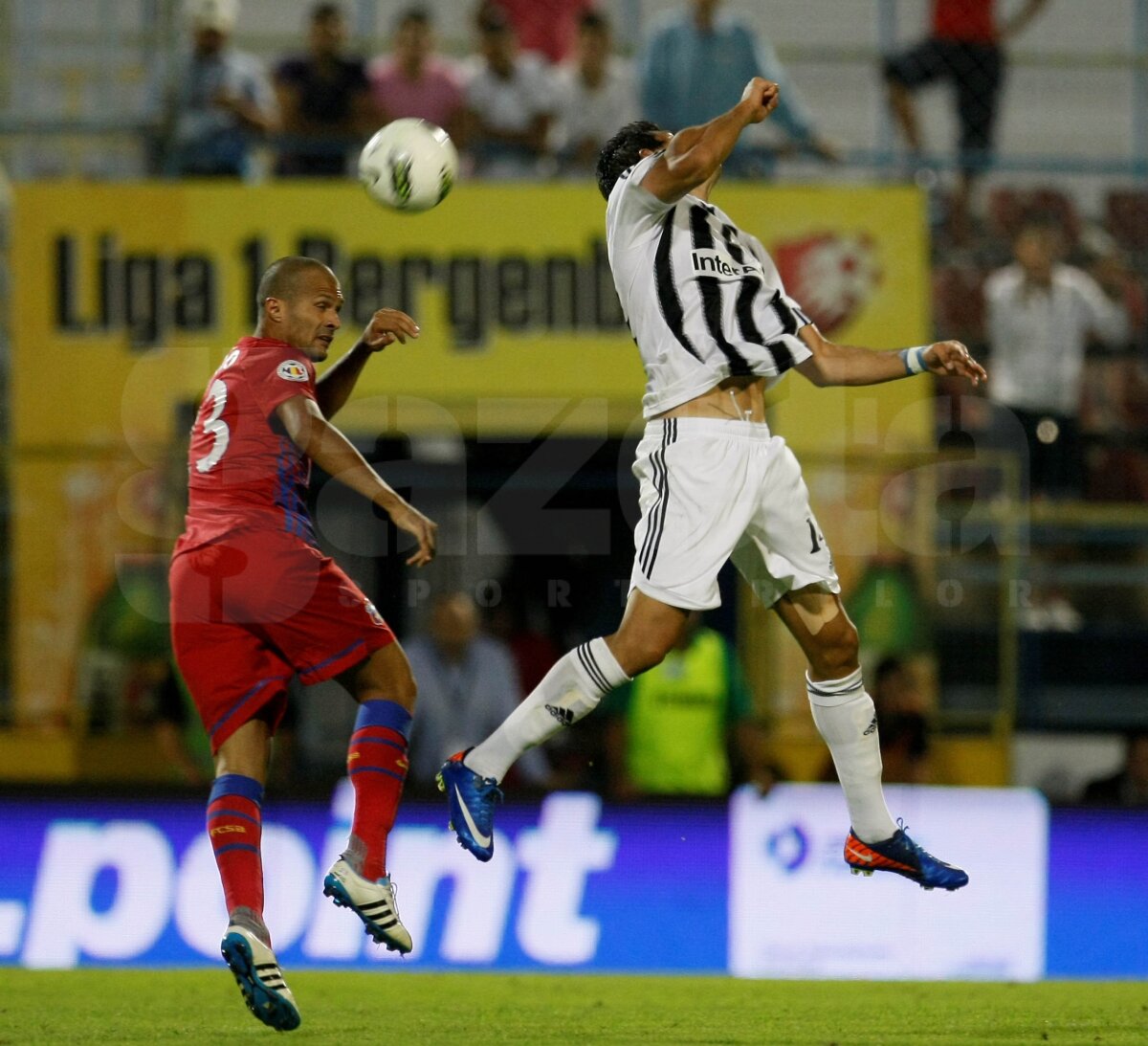 FOTO şi VIDEO Cronică la Astra-Steaua 2-1: "Atunci cînd sapa bate mapa"