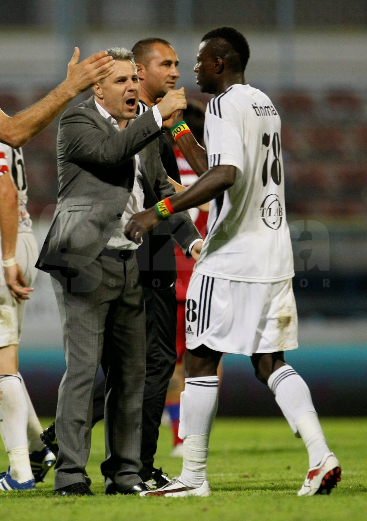 FOTO şi VIDEO Cronică la Astra-Steaua 2-1: "Atunci cînd sapa bate mapa"