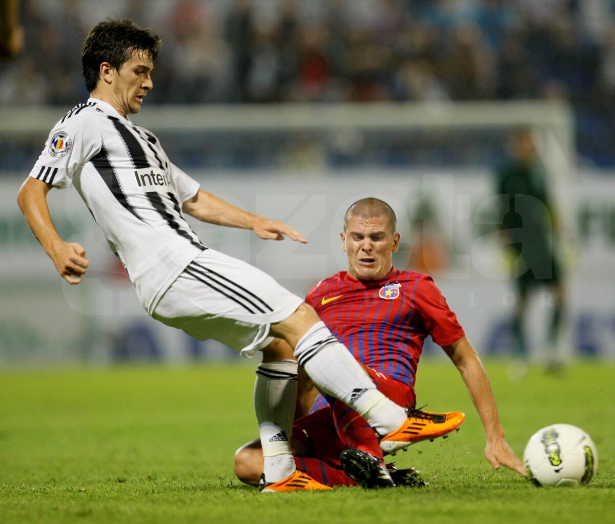 FOTO şi VIDEO Cronică la Astra-Steaua 2-1: "Atunci cînd sapa bate mapa"