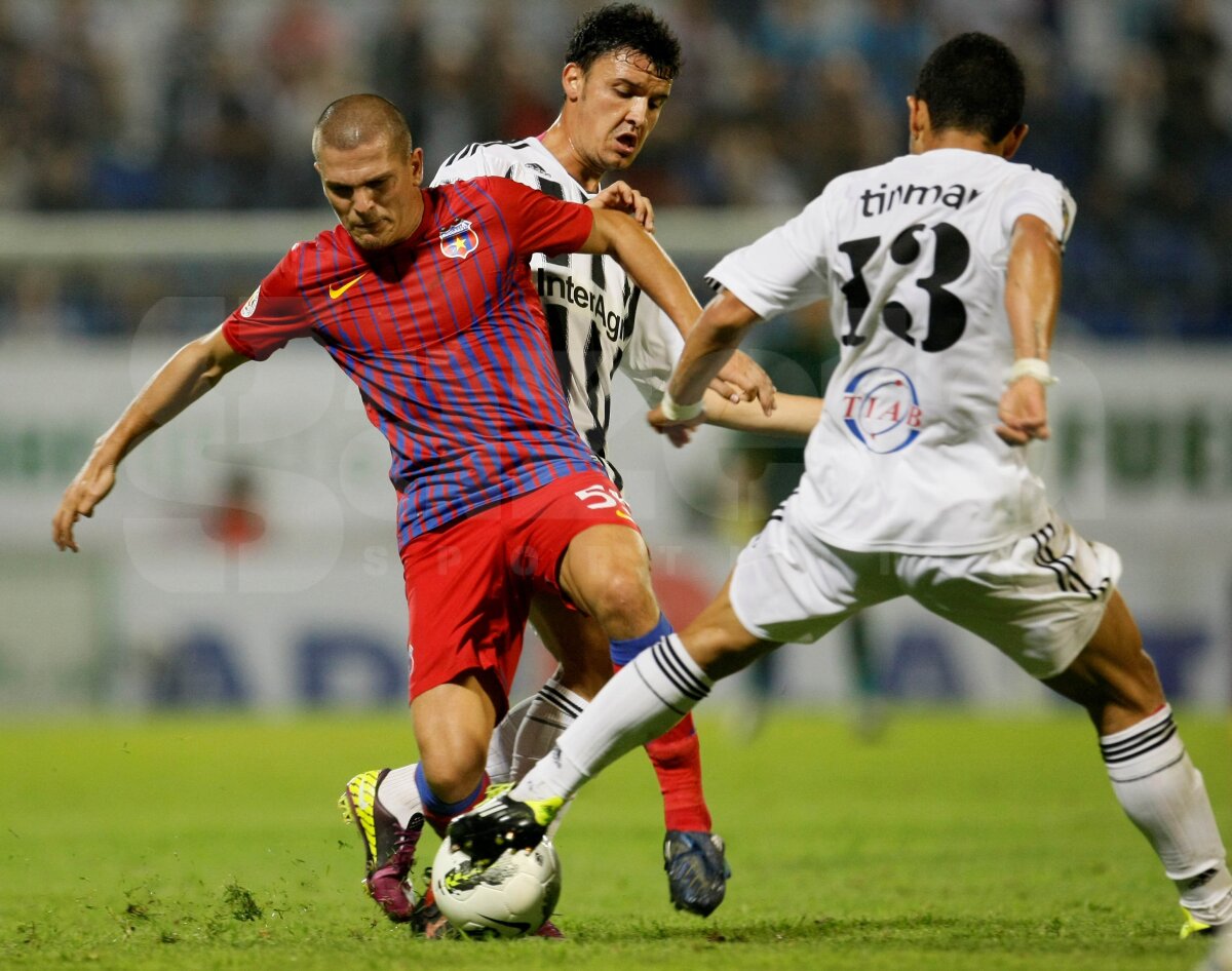 FOTO şi VIDEO Cronică la Astra-Steaua 2-1: "Atunci cînd sapa bate mapa"