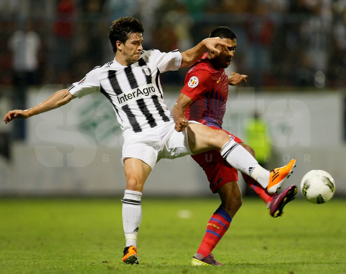 FOTO şi VIDEO Cronică la Astra-Steaua 2-1: "Atunci cînd sapa bate mapa"