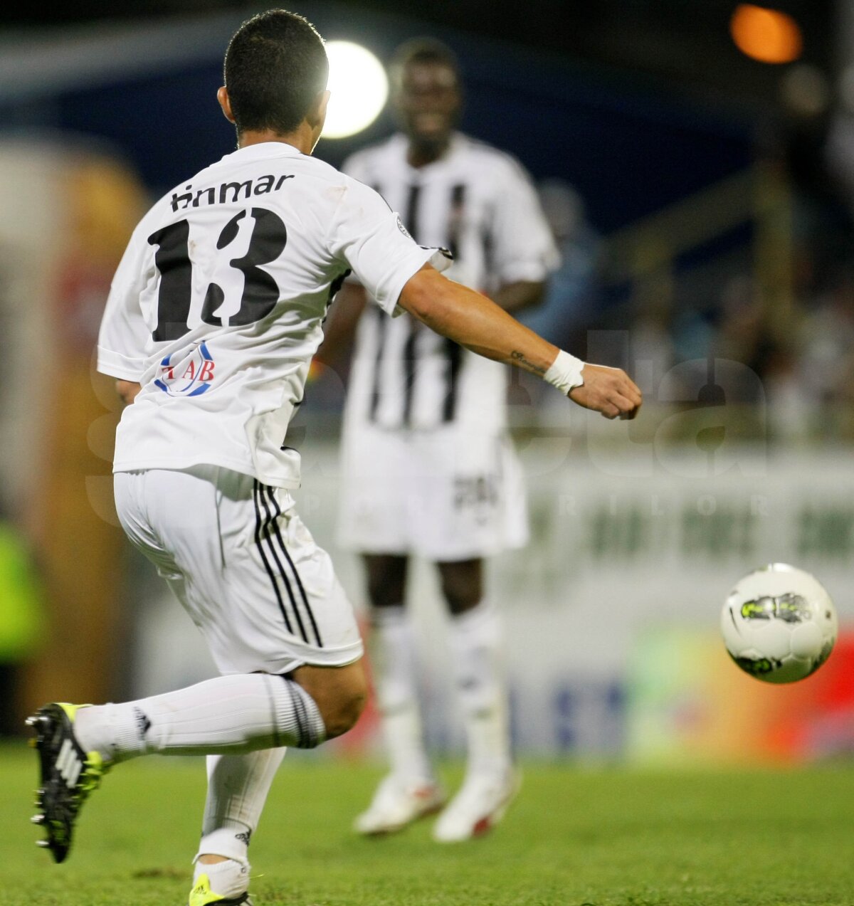 FOTO şi VIDEO Cronică la Astra-Steaua 2-1: "Atunci cînd sapa bate mapa"