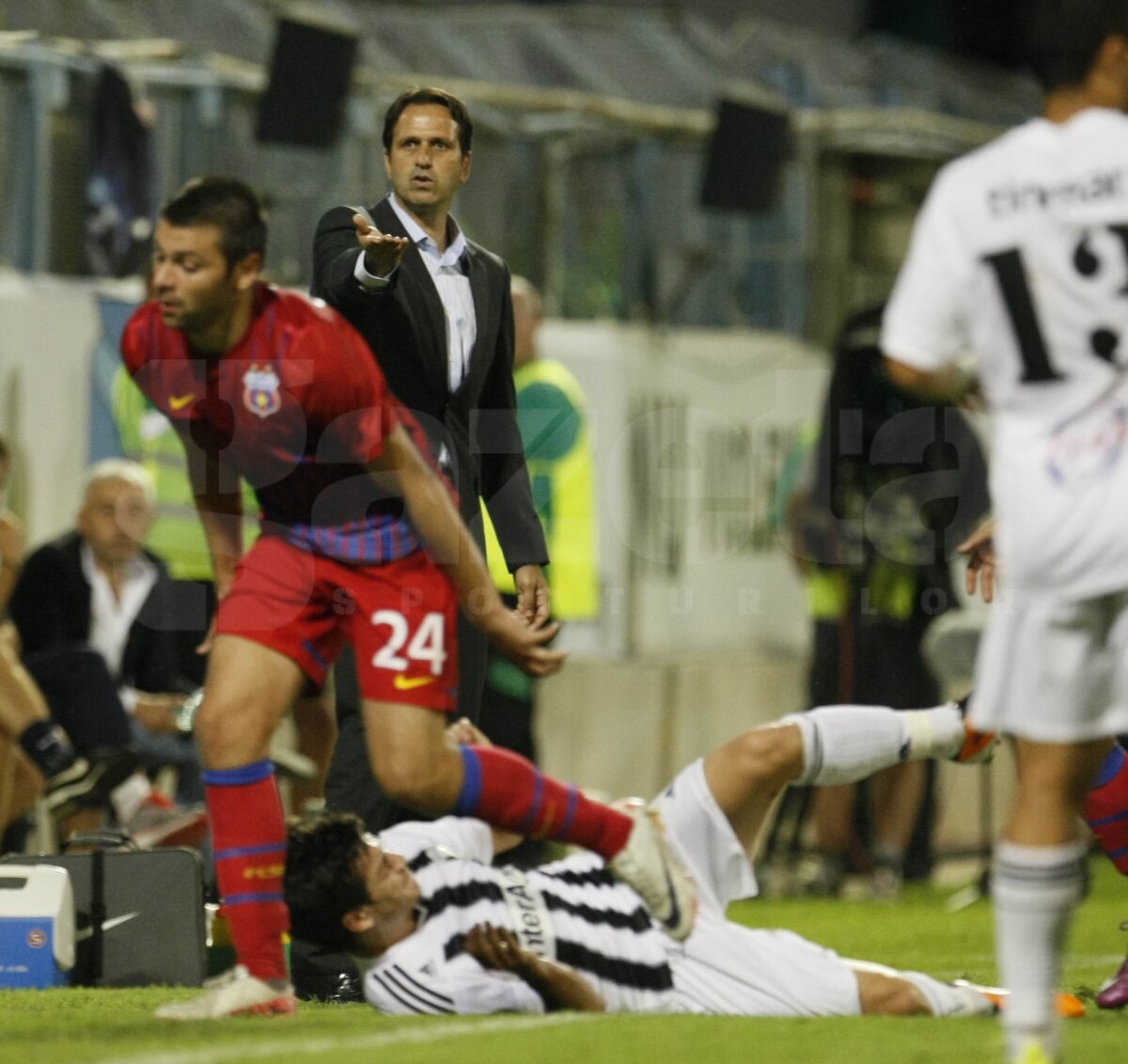FOTO şi VIDEO Cronică la Astra-Steaua 2-1: "Atunci cînd sapa bate mapa"
