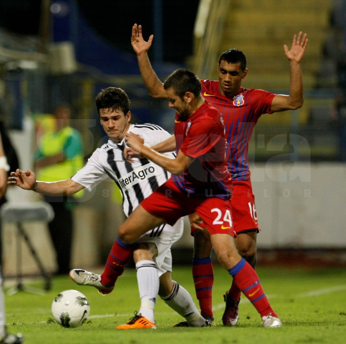 FOTO şi VIDEO Cronică la Astra-Steaua 2-1: "Atunci cînd sapa bate mapa"