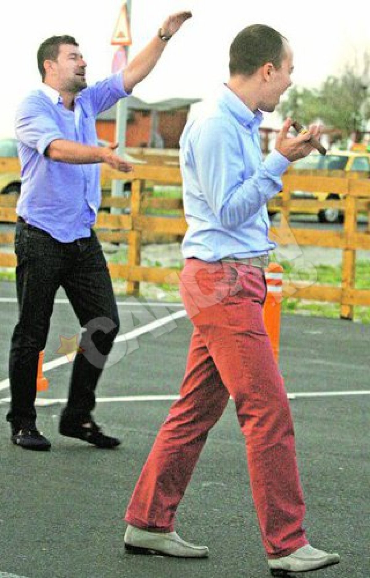 FOTO Marius Avram a petrecut pînă în zori cu trabuc şi alcool