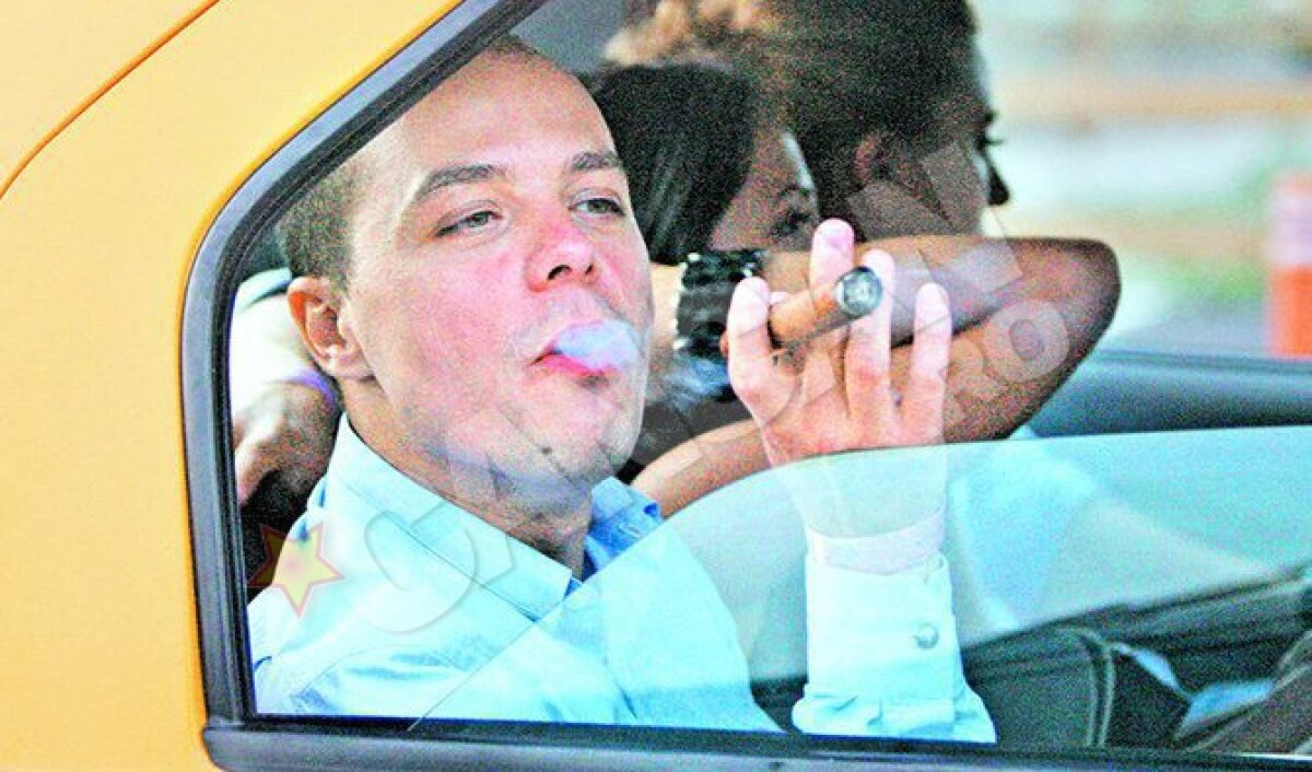 FOTO Marius Avram a petrecut pînă în zori cu trabuc şi alcool