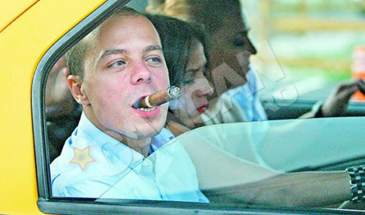 FOTO Marius Avram a petrecut pînă în zori cu trabuc şi alcool