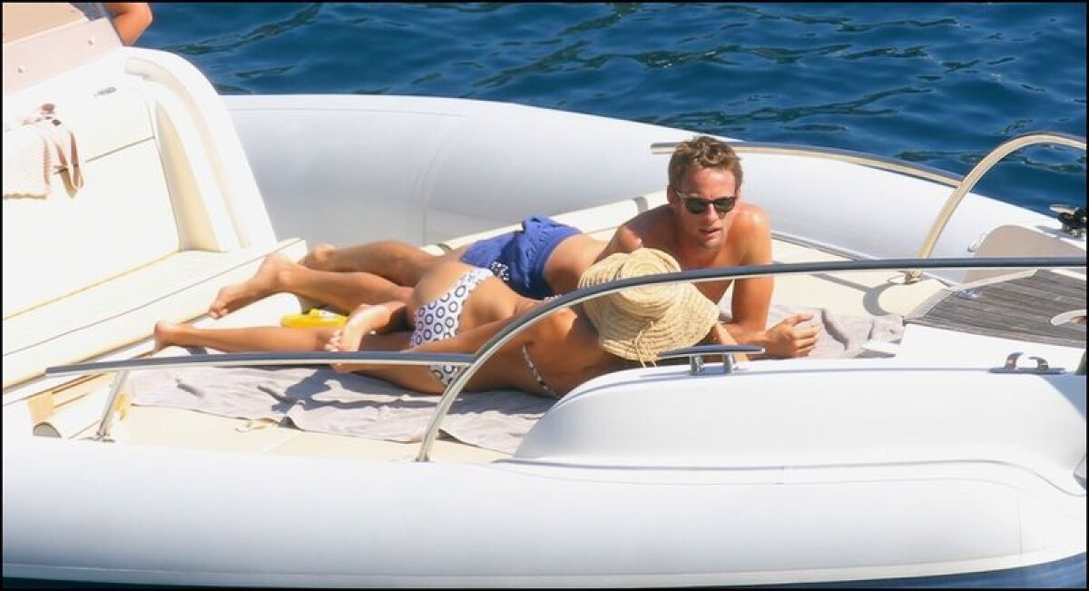 FOTO Button şi "bomba" sa japoneză s-au bronzat în sudul Franţei