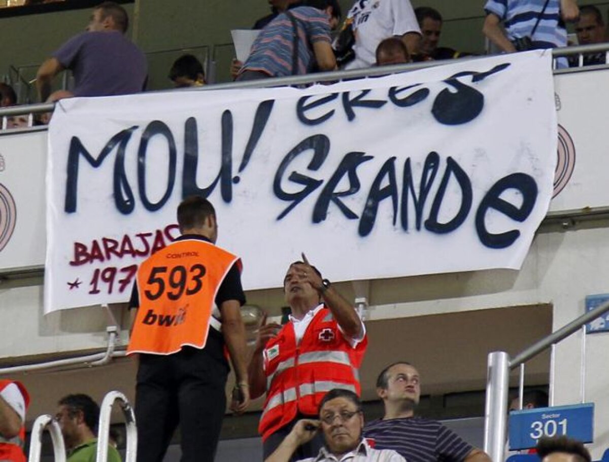 VIDEO şi FOTO » Mourinho, susţinut din toate puterile la Madrid: "Degetul tău ne arată drumul" :D