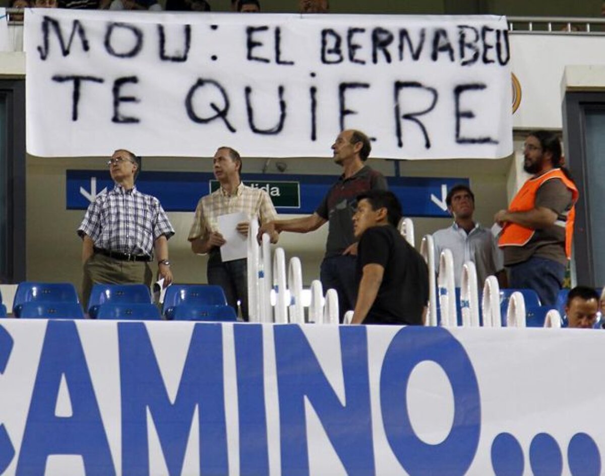 VIDEO şi FOTO » Mourinho, susţinut din toate puterile la Madrid: "Degetul tău ne arată drumul" :D