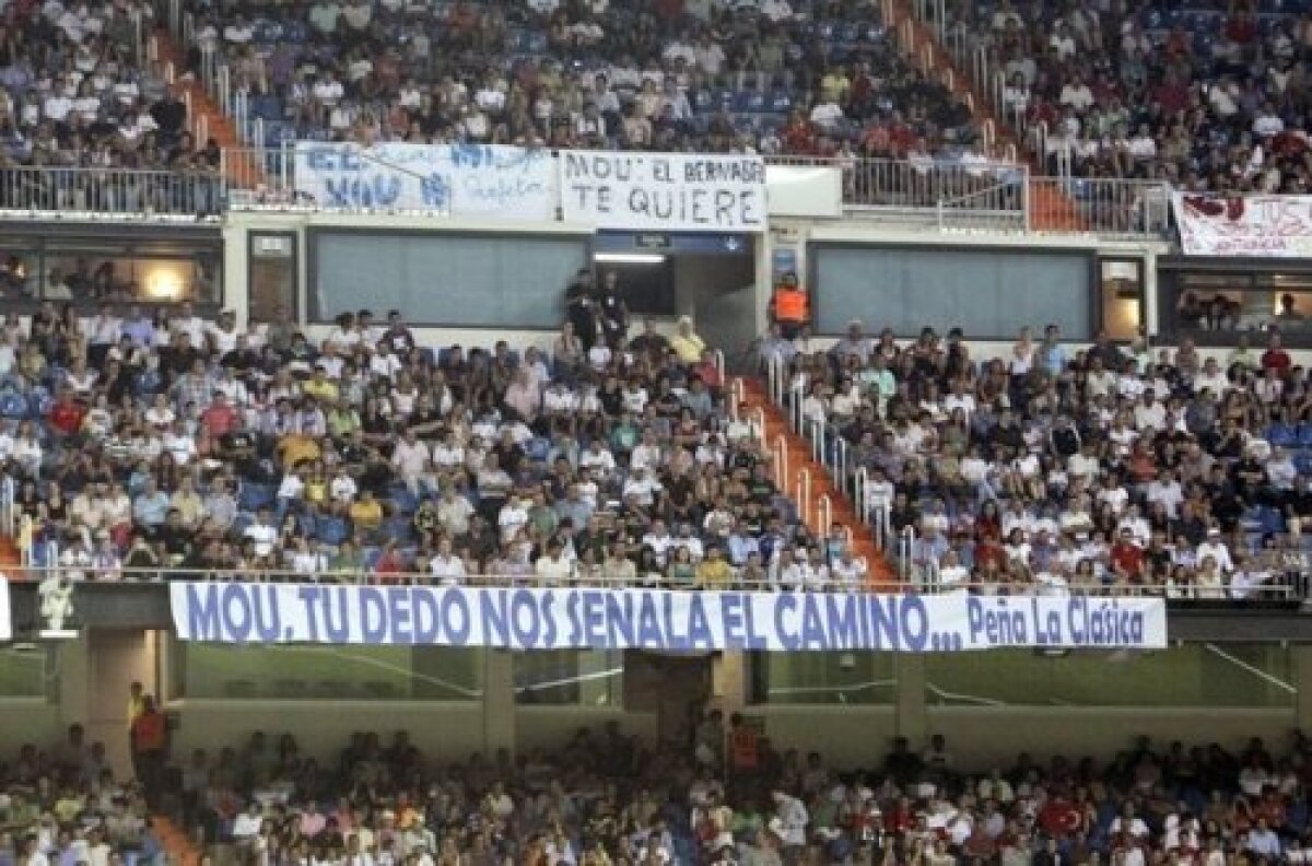 VIDEO şi FOTO » Mourinho, susţinut din toate puterile la Madrid: "Degetul tău ne arată drumul" :D