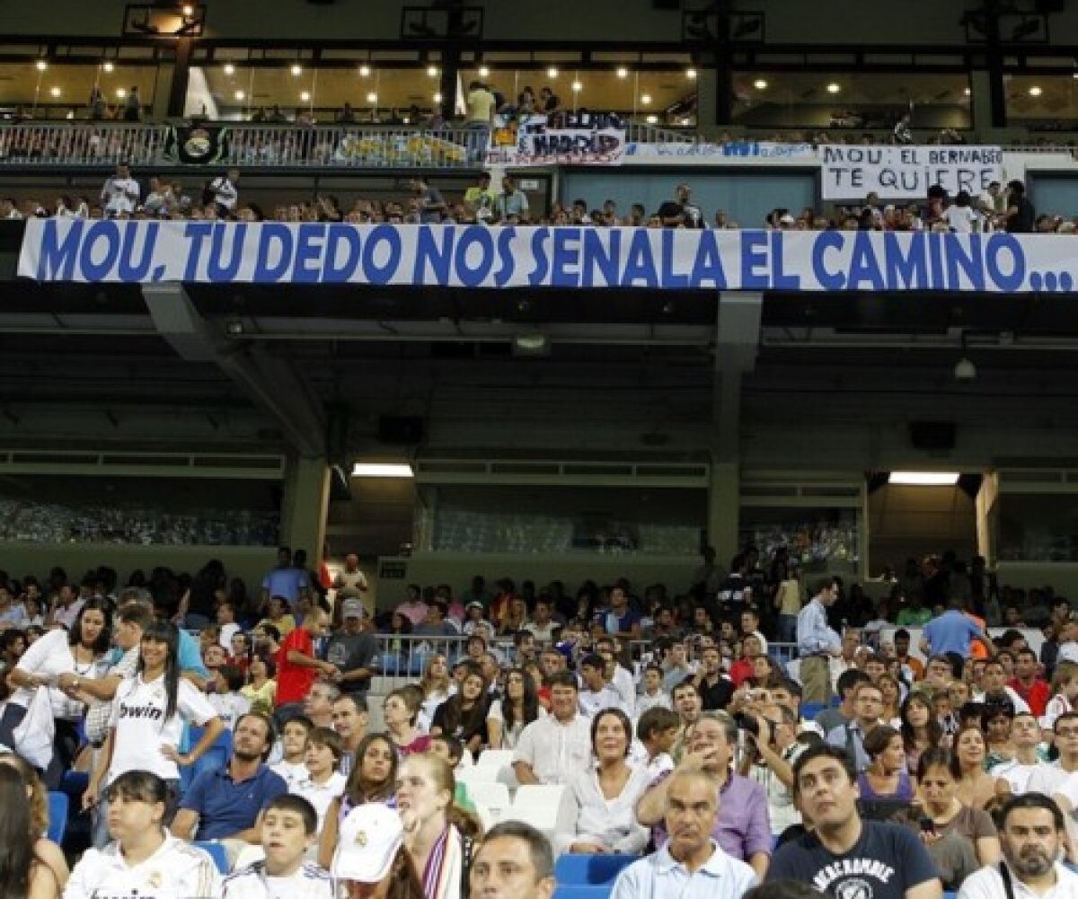 VIDEO şi FOTO » Mourinho, susţinut din toate puterile la Madrid: "Degetul tău ne arată drumul" :D