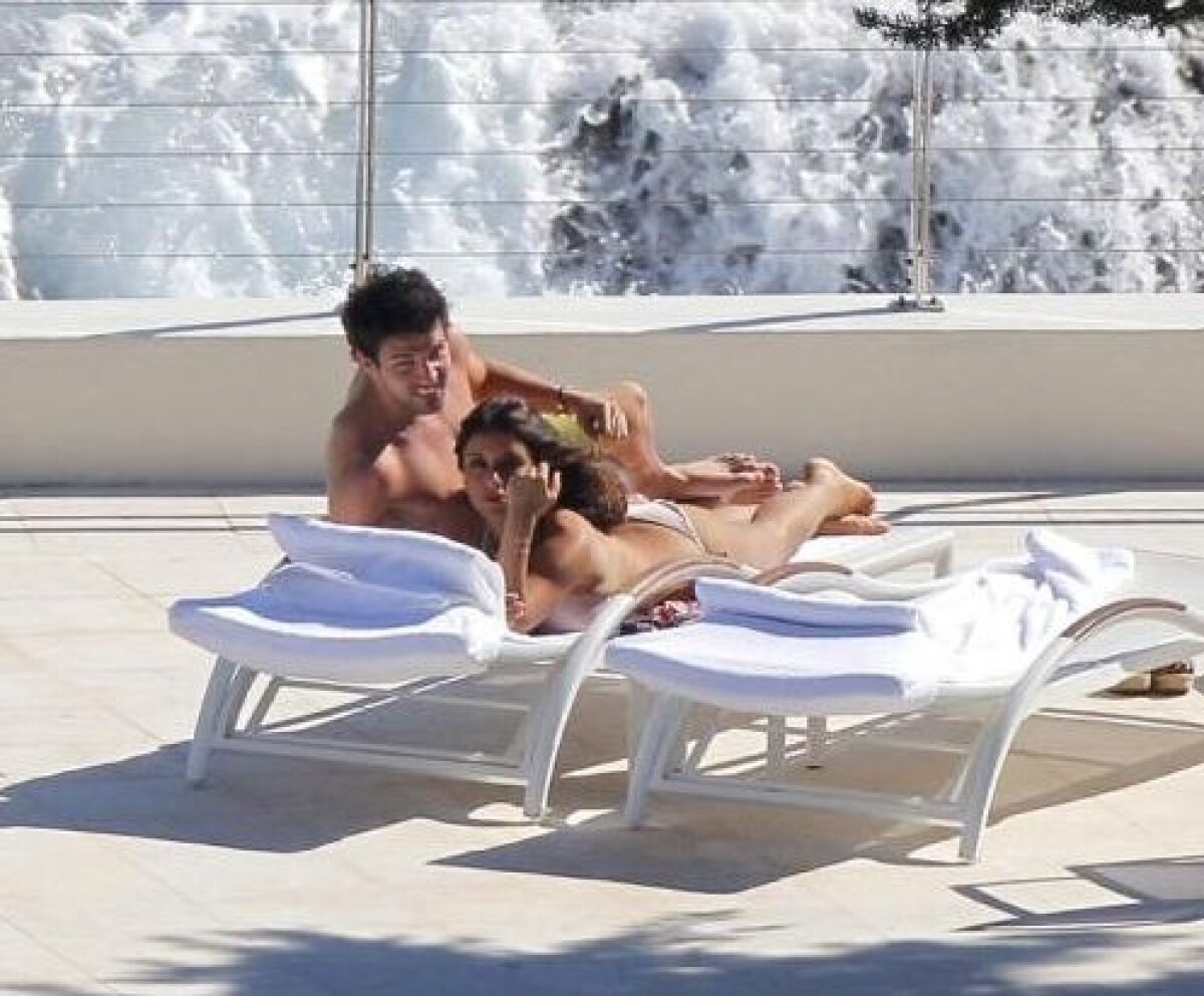 GALERIE FOTO » Fabregas e îndrăgostit pînă peste cap de o femeie mai mare cu 12 ani şi cu doi copii!