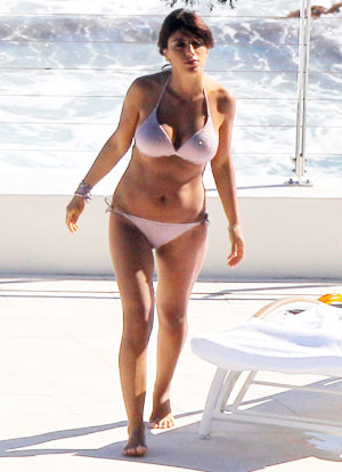 GALERIE FOTO » Fabregas e îndrăgostit pînă peste cap de o femeie mai mare cu 12 ani şi cu doi copii!