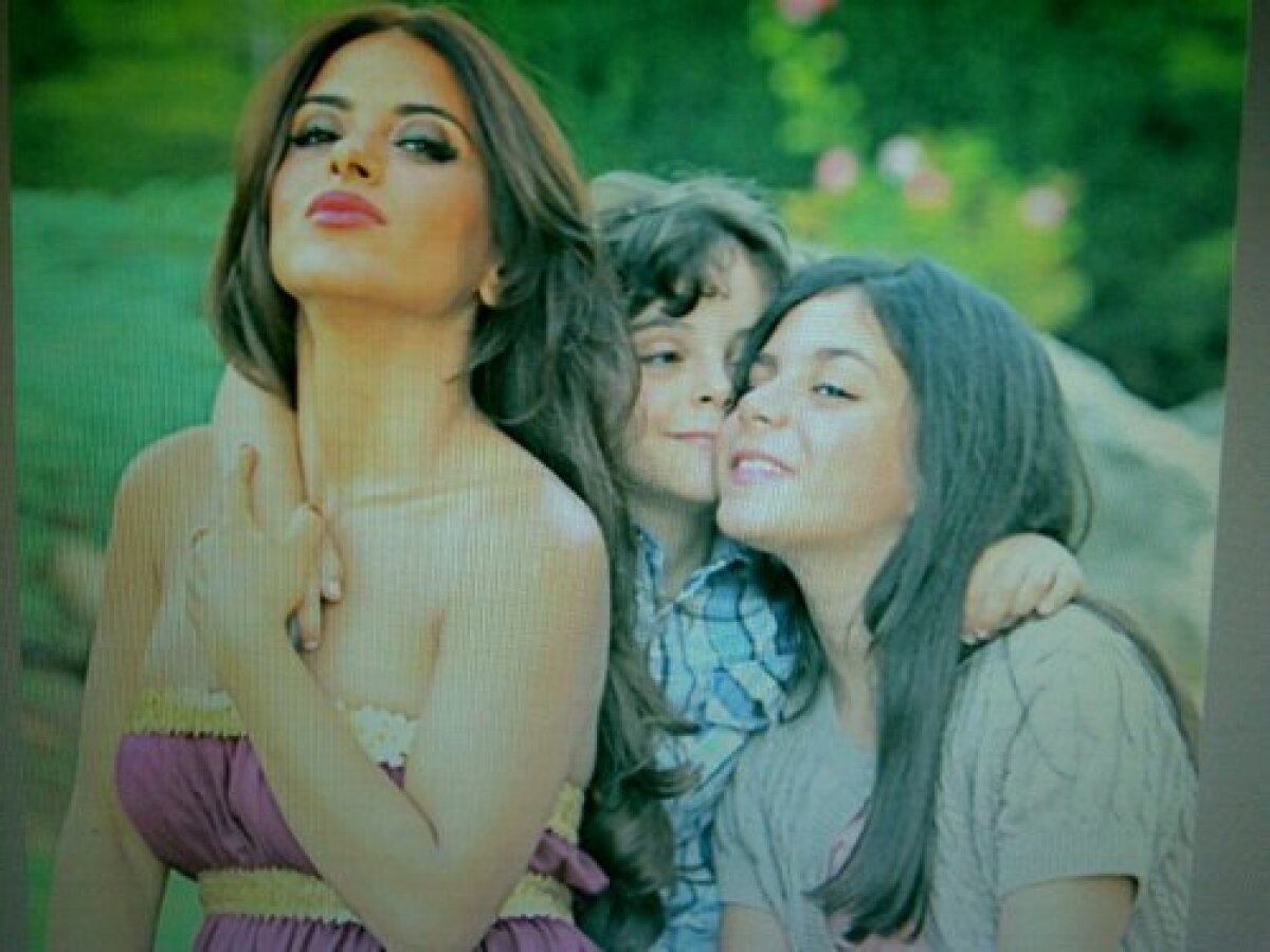 GALERIE FOTO » Fabregas e îndrăgostit pînă peste cap de o femeie mai mare cu 12 ani şi cu doi copii!