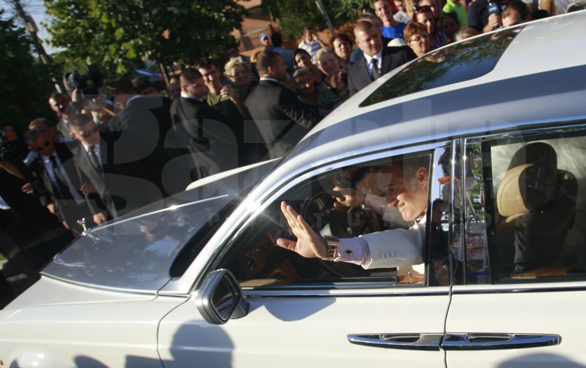 GALERIE FOTO Ce înseamnă o nuntă la unul dintre bogaţii României, Borcea, şi cum e una pentru unul dintre miliardari, Ecclestone