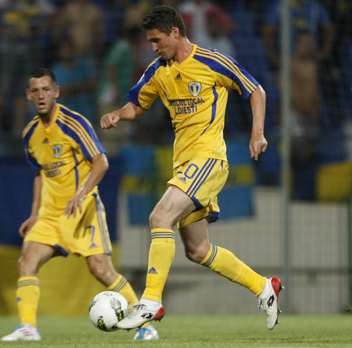 VIDEO Vali Negru a marcat din nou un supergol pentru Petrolul » Mai Negru pentru Chiajna