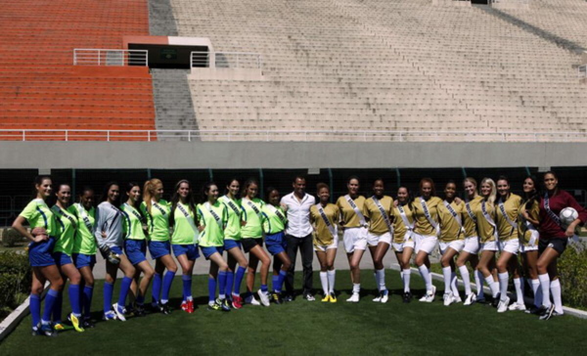 FOTO Misiune grea ;) Cafu le-a antrenat pe candidatele de la Miss Univers