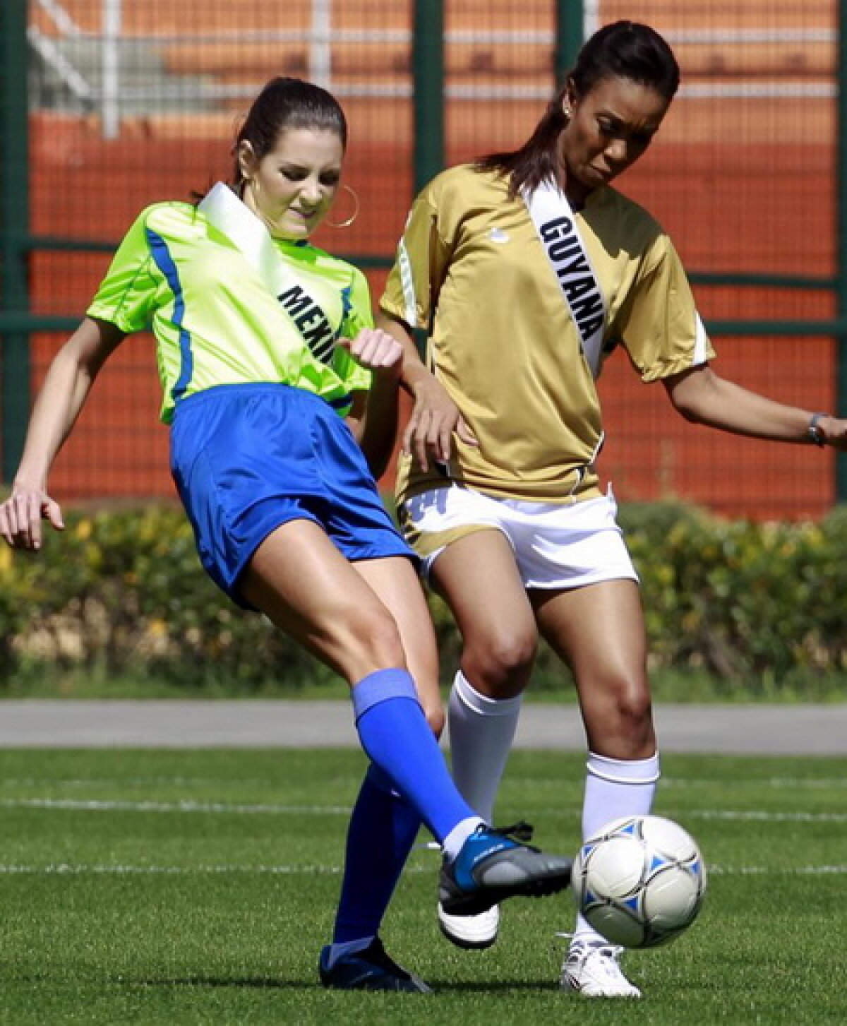 FOTO Misiune grea ;) Cafu le-a antrenat pe candidatele de la Miss Univers