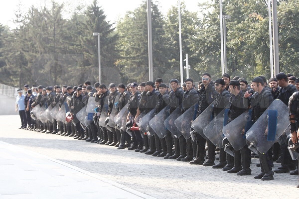 National Arena sub asediu ;) Împuşcături şi desfăşurări de forţe pe noul stadion