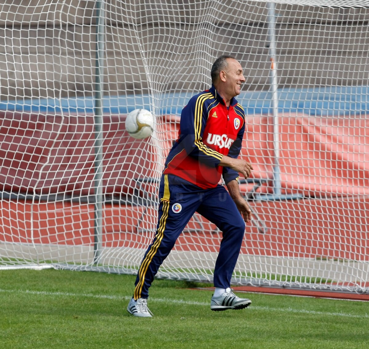 Tehnici de lovire a mingii :D » Piţurcă a făcut spectacol la antrenamentul de azi