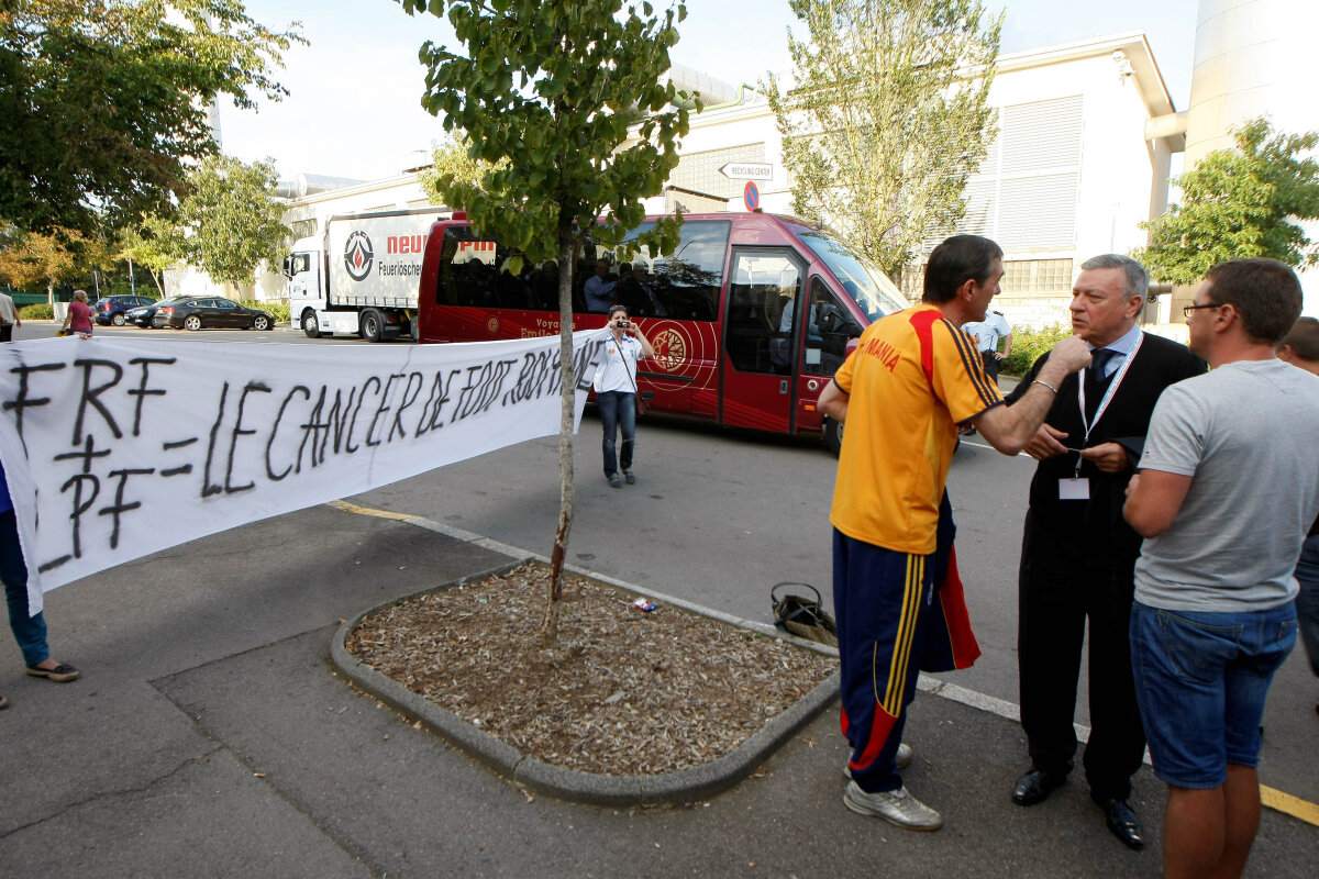 România a fost susţinută de 2.000 de fani » "Tricolorii" aplaudaţi, şefii huiduiţi