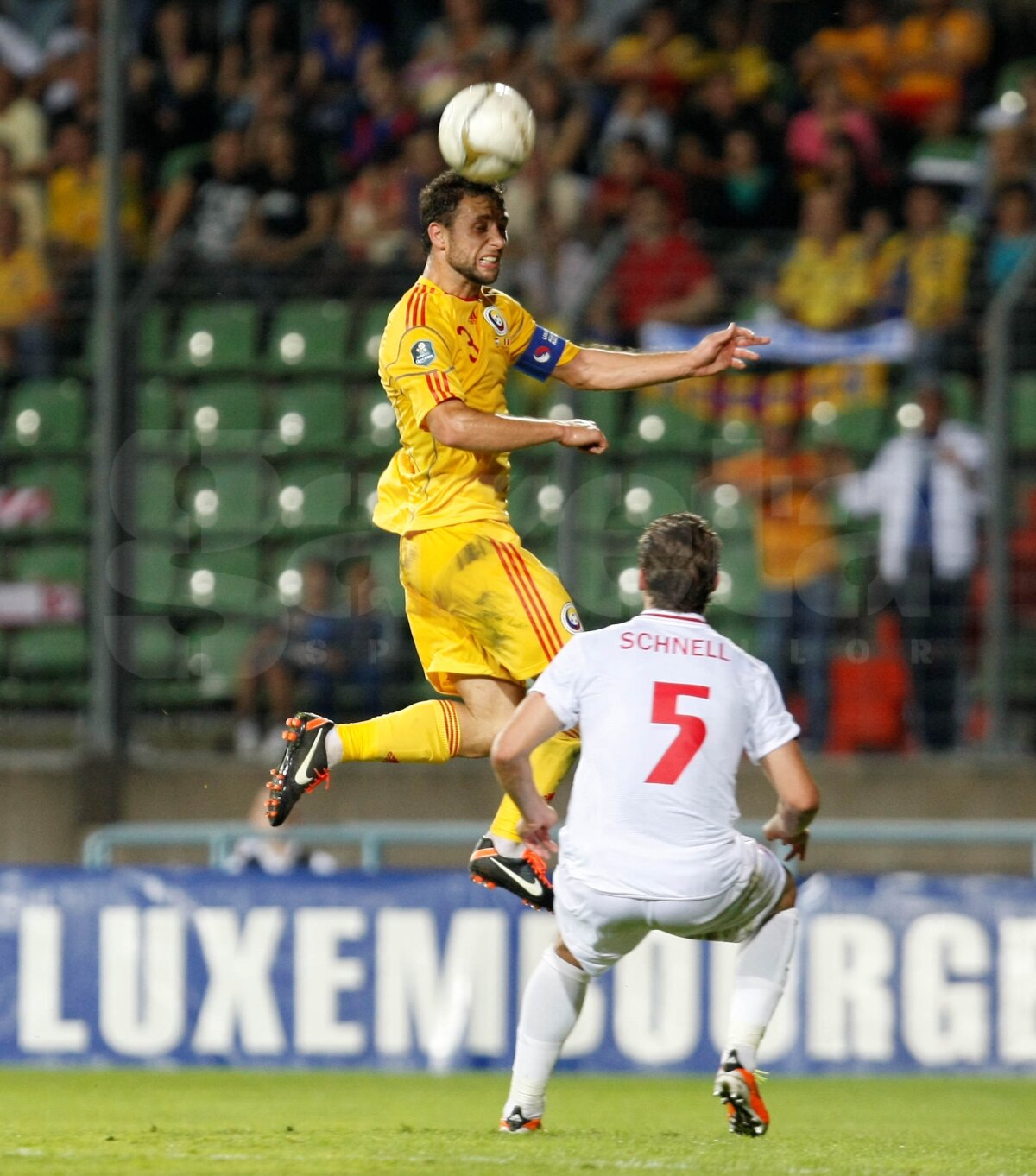 Torje, cel mai mic jucător de pe teren, a decis partida cu o "dublă" » Piticul a bătut piticii