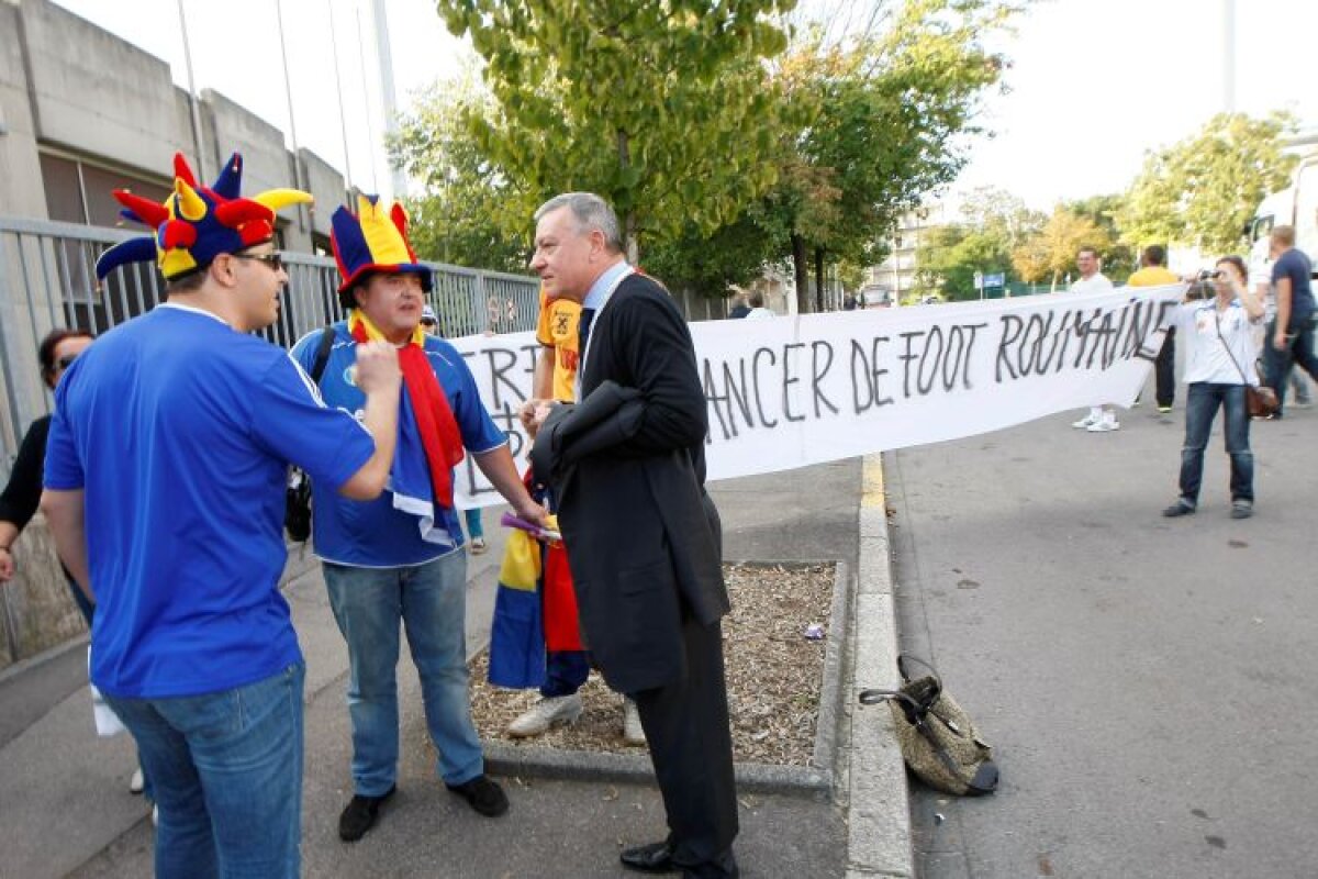 Mircea Sandu faţă în faţă cu dezgustul suporterilor români