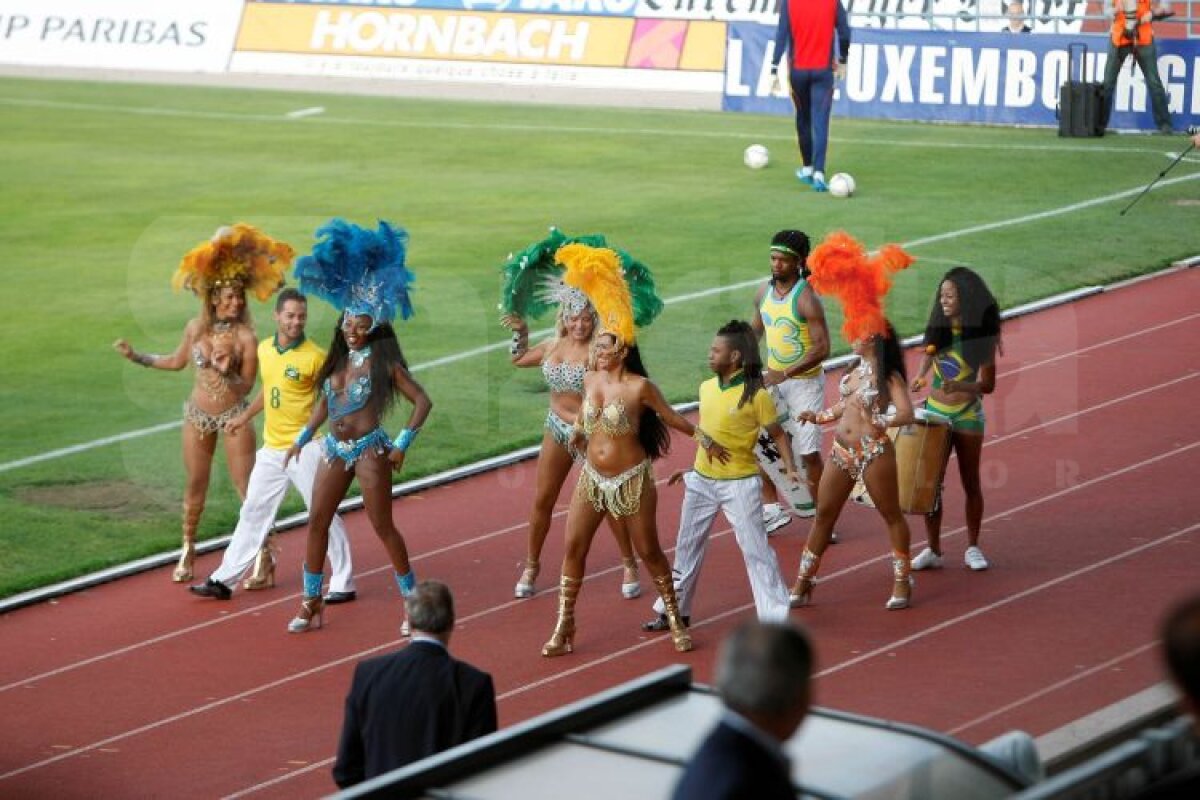 GALERIE FOTO » O braziliancă le-a sucit gîtul jucătorilor de pe banca României :)