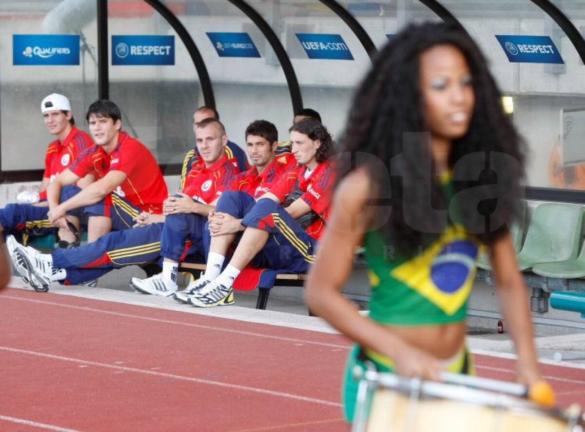 GALERIE FOTO » O braziliancă le-a sucit gîtul jucătorilor de pe banca României :)
