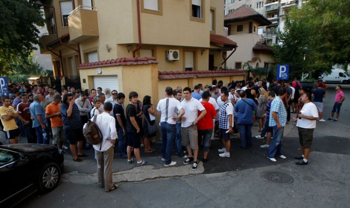 FOTO » Toată lumea vrea să vadă România - Franţa! Ce coadă era ieri la bilete